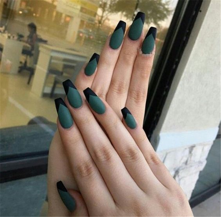 Elegant Emerald Christmas Green Nail Designs You Shoud Do For The Coming Valentine's Day; Emerald Green; Christmas Green; Green Nail; Emerald Christmas Green Nail; Nail Designs; Christmas Nails; Winter Nails; Winter; Holiday Nails; #holidaynails #winternails #valentineNails #greennails #emeraldgreennails