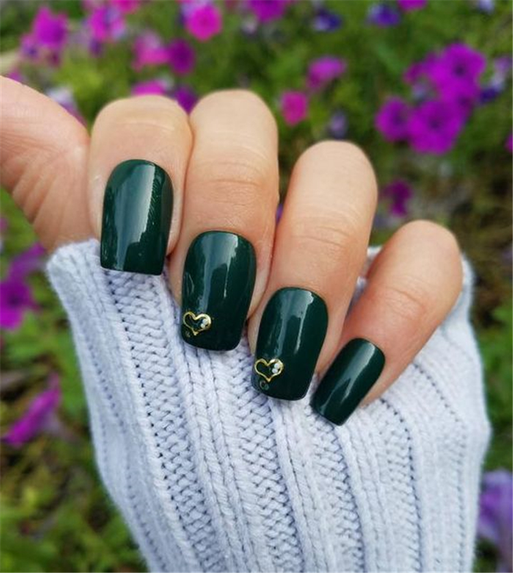 Elegant Emerald Christmas Green Nail Designs You Shoud Do For The Coming Valentine's Day; Emerald Green; Christmas Green; Green Nail; Emerald Christmas Green Nail; Nail Designs; Christmas Nails; Winter Nails; Winter; Holiday Nails; #holidaynails #winternails #valentineNails #greennails #emeraldgreennails
