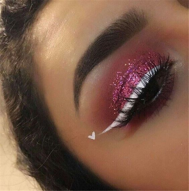 Sparkling Holiday Eye Makeup Ideas With Glitter You Should Try; Holiday Makeup; Holiday Makeup Looks; Holiday Smoking Eyes; Sparkling Eyes; Glitter Eyes; Glitter Eye Makeup; #makeup #eyemakeup #smokingeye #glittereye #glittermakeup #sparklingeye