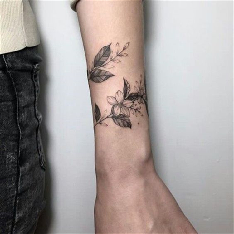 Meaningful Wrist Bracelet Floral Tattoo Designs You Would Love To Have; Floral Tattoo; Bracelet Floral Tattoo; Tattoo Designs; Tattoo Ideas; Flower Tattoo; Rose Tattoo; Small Floral Tattoo; #tattoo #tattooideas #floraltattoo #flowertattoo #rosetattoo #rose #chictattoo 