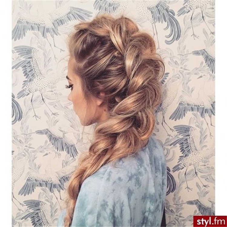 Gorgeous And Easy Winter Hairstyles For Long Hair You Must Know; Winter Hairstyles; Easy Winter Hairstyles; Hairstyles; Ponytails; Gorgeous Winter Hairstyles; Long hair; Hairstyle For Long hair;
