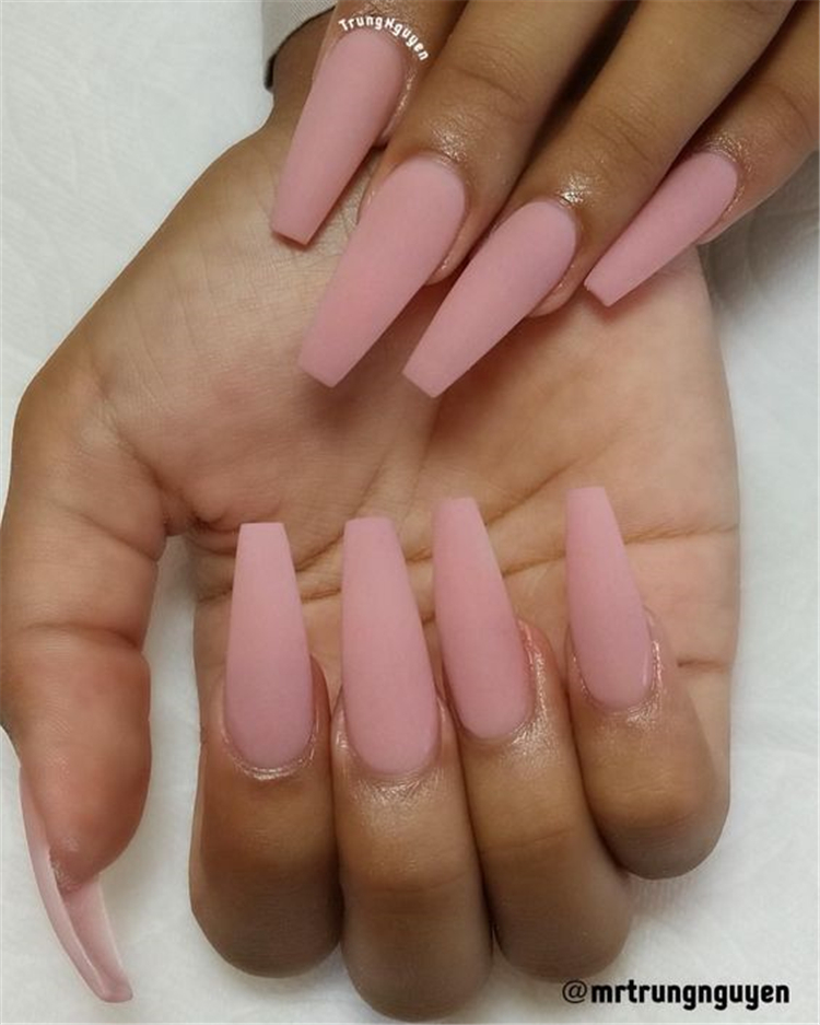 Attractive And Simple Winter Acrylic Coffin Nails To Try This Holiday Season; Winter Nails; Winter Acrylic Nails; Acrylic Nails; Coffin Nails; Acrylic Coffin Nails; Winter Coffin Nails; Winter Nails; Christmas Nails; New Year Nails; Holiday Nails; #coffinnails #acrylicnails #arcyliccoffinnails #winternails #wintercoffinnails