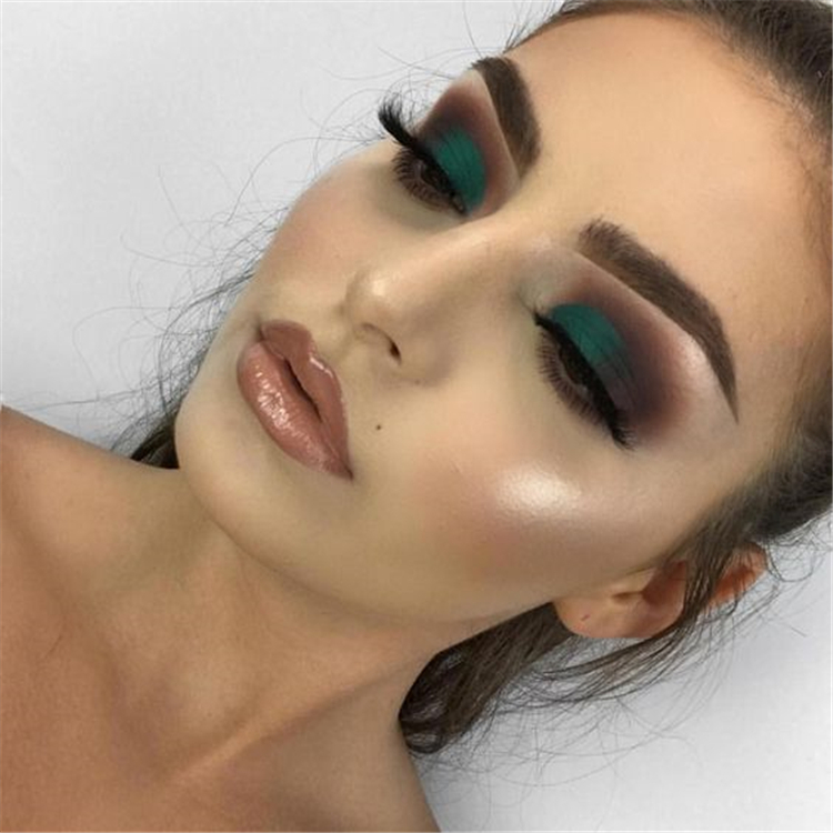 Best Winter Makeup Looks For Your Inspiration; Makeup Looks; Winter Makuep; Winter Makeup Looks; Smoking Eye Makeup Looks; Smoking Eye; Trendy Makeup Looks; Latest Makeup Looks; #makeup #makeuplooks #wintermakeup #smokingeye #chicmakeup #fashionmakeup