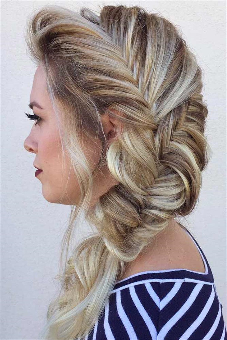 Easy Hairstyle For Your Spring Break; twisted ponytail; ponytail hairstyles; trendy hairstyles ; Side Braided Hairstyles; easy ponytail hairstyles; Half-Updo Hairstylesl; Spring Break Hairstyles;