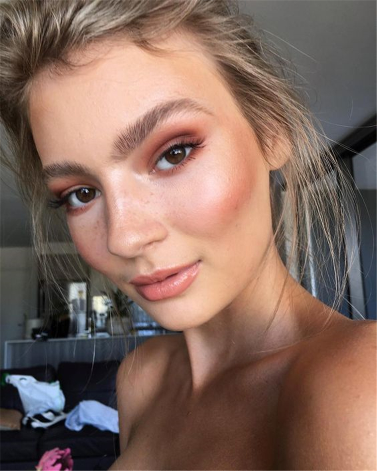 Chic And Natural Summer Makeup Ideas You Need To Try; Makeup; Summer Makeup; Natural Summer Makeup; Makeup Ideas; Summer Makeup Ideas; Natural Summer Eye Makeup; Shimmery Makeup; Shimmery Summer Makeup;