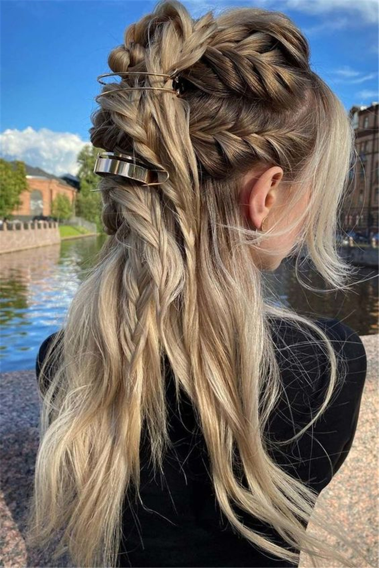 Valentine's Day,Hairstyle ,romantic,Couple,Hairstyle Recommendations,Half high ponytail hairstyle,half braided hairstyle ,Bun hairstyle
