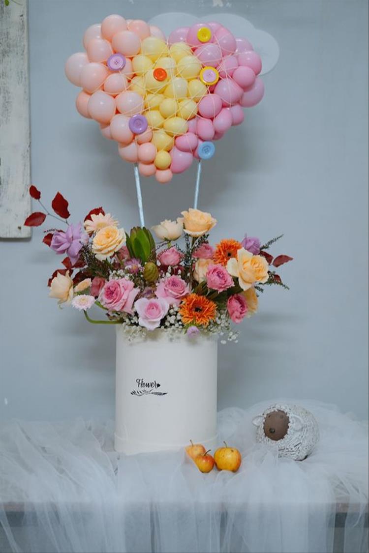 Mother's Day Home Decoration To Make Your Mom Happy; Mother's Day; home decor; home design; mother's day decoration; livingroom decoration; table setting; balloon decoration; #homedecor #balloondecoration #mother'sday #mothersday #holidaydecor #homedesign #livingroomdecor #tablesetting