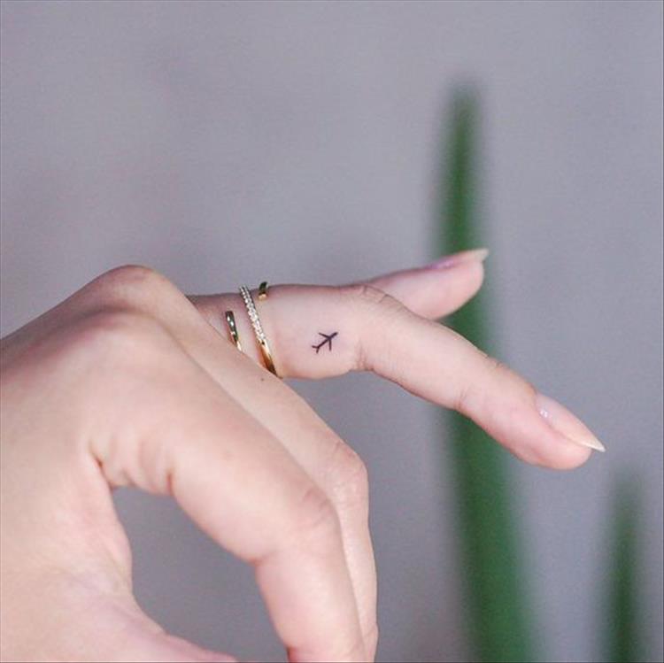 finger tattoo, tiny tattoo, floral tattoo, finger floral tattoo, finger tiny tattoo, small tattoo, small finger tattoo, #fingertattoo #fingerfloraltattoo #floraltattoo #tinytattoo #smalltattoo #smallfingertattoo 