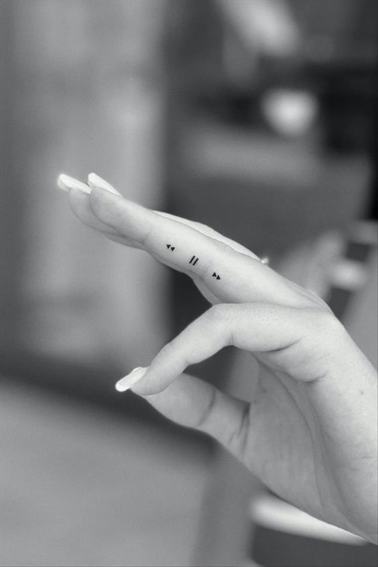 finger tattoo, tiny tattoo, floral tattoo, finger floral tattoo, finger tiny tattoo, small tattoo, small finger tattoo, #fingertattoo #fingerfloraltattoo #floraltattoo #tinytattoo #smalltattoo #smallfingertattoo 